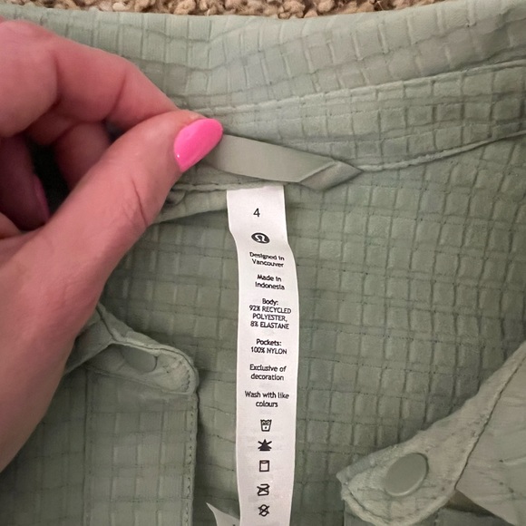 NWOT lululemon hiking shirt size 4 - Picture 2 of 2